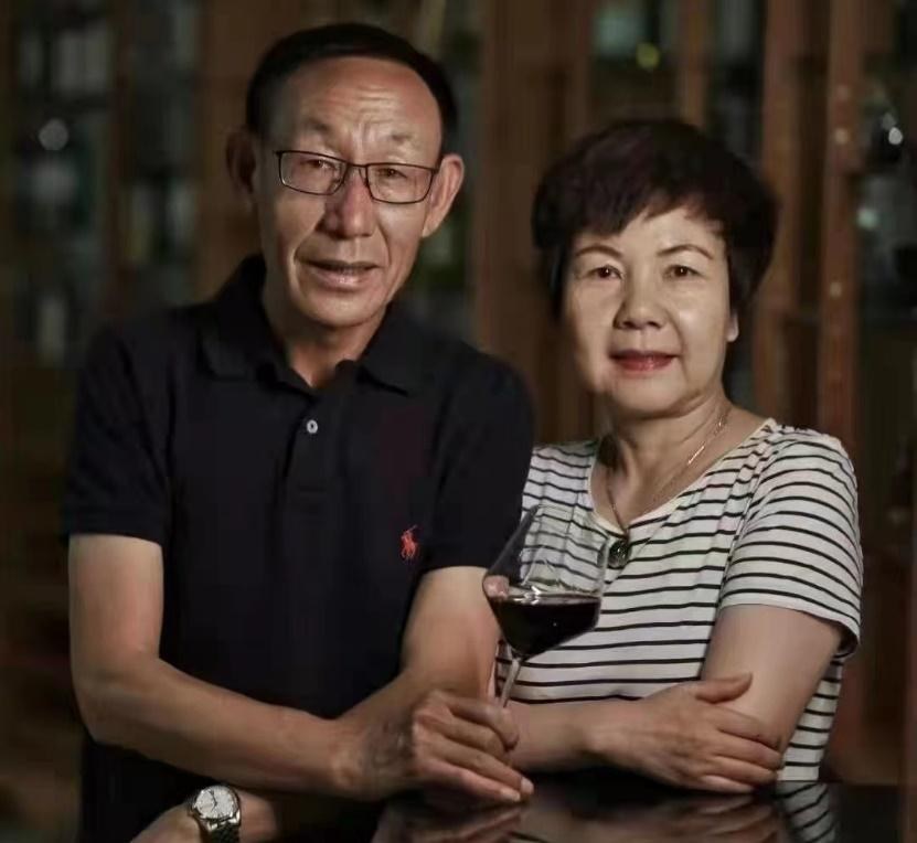 首席酿酒师周淑珍与总栽培师郭万柏夫妇